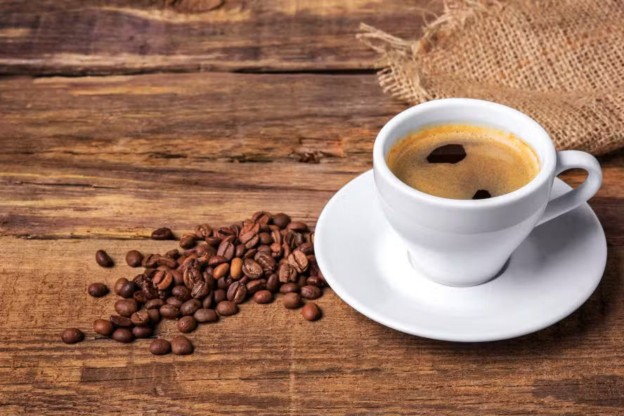 Vontade de ir ao banheiro e mais: entenda o impacto do cafezinho na digestão
