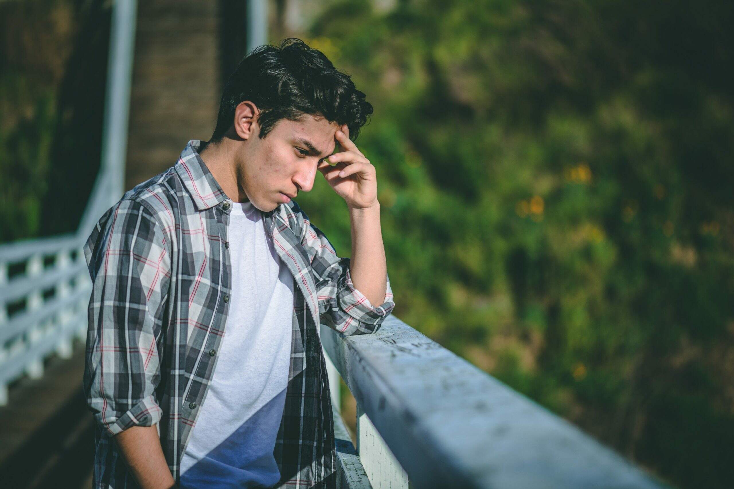 Estudo global mostra tendência preocupante de declínio no bem-estar de jovens adultos
